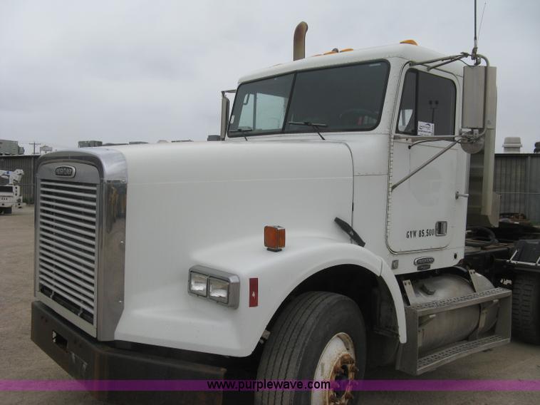image for item H8568 1999 Freightliner FLD120SD semi truck