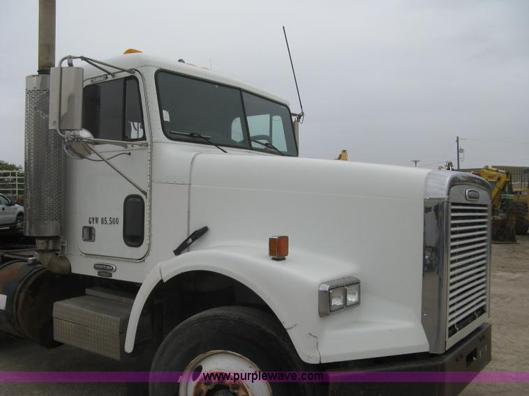 image for item H8568 1999 Freightliner FLD120SD semi truck