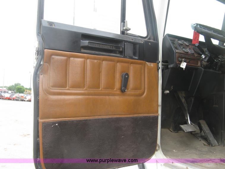 image for item H8568 1999 Freightliner FLD120SD semi truck