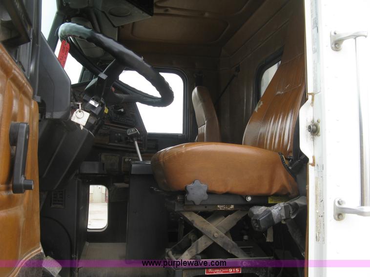 image for item H8568 1999 Freightliner FLD120SD semi truck