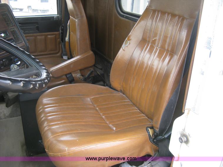 image for item H8568 1999 Freightliner FLD120SD semi truck