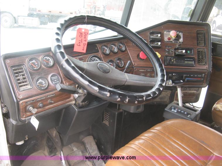 image for item H8568 1999 Freightliner FLD120SD semi truck