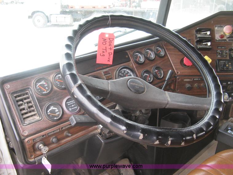 image for item H8568 1999 Freightliner FLD120SD semi truck