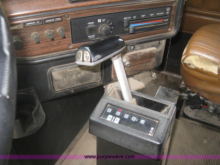 image for item H8568 1999 Freightliner FLD120SD semi truck