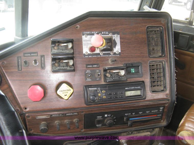 image for item H8568 1999 Freightliner FLD120SD semi truck