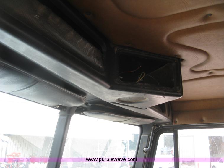 image for item H8568 1999 Freightliner FLD120SD semi truck