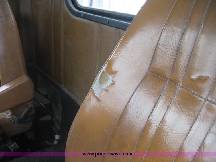 image for item H8568 1999 Freightliner FLD120SD semi truck