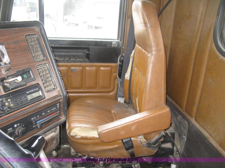 image for item H8568 1999 Freightliner FLD120SD semi truck