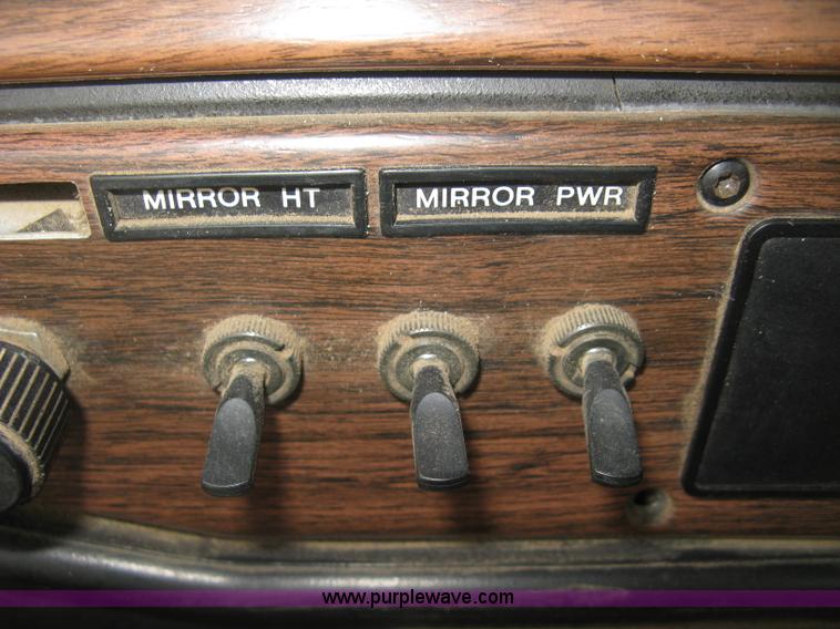 image for item H8568 1999 Freightliner FLD120SD semi truck