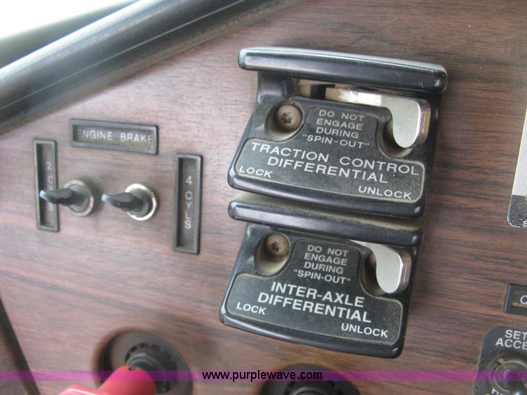 image for item H8568 1999 Freightliner FLD120SD semi truck