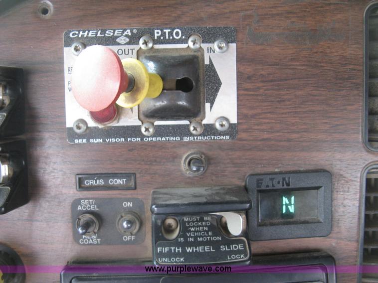 image for item H8568 1999 Freightliner FLD120SD semi truck