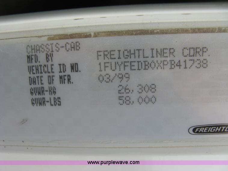 image for item H8568 1999 Freightliner FLD120SD semi truck