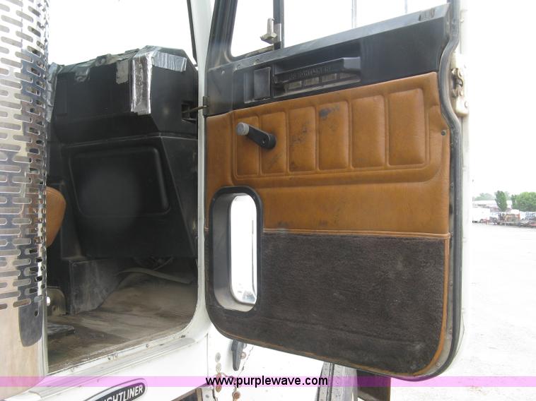 image for item H8568 1999 Freightliner FLD120SD semi truck