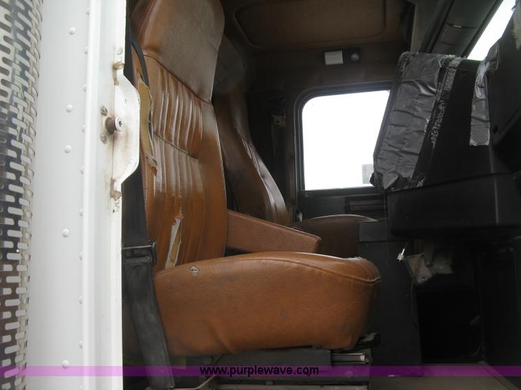 image for item H8568 1999 Freightliner FLD120SD semi truck