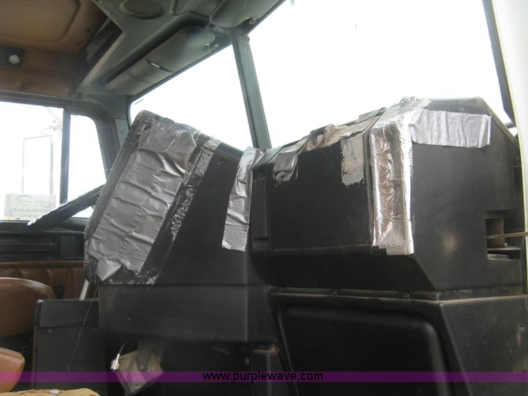 image for item H8568 1999 Freightliner FLD120SD semi truck