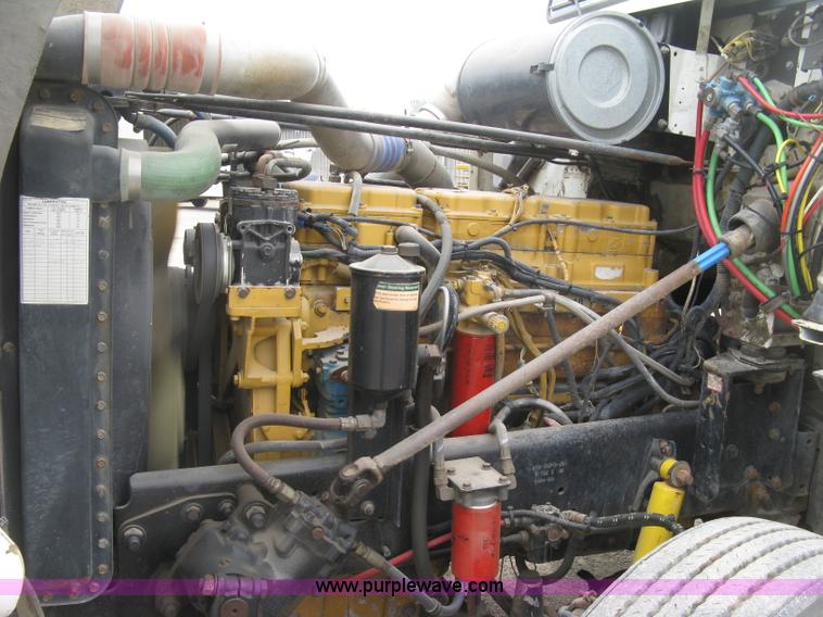 image for item H8568 1999 Freightliner FLD120SD semi truck