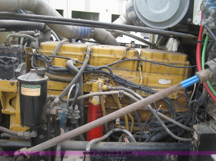 image for item H8568 1999 Freightliner FLD120SD semi truck