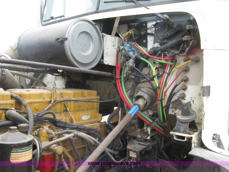 image for item H8568 1999 Freightliner FLD120SD semi truck