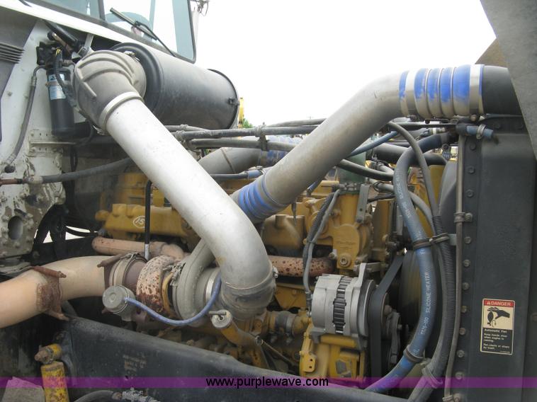 image for item H8568 1999 Freightliner FLD120SD semi truck