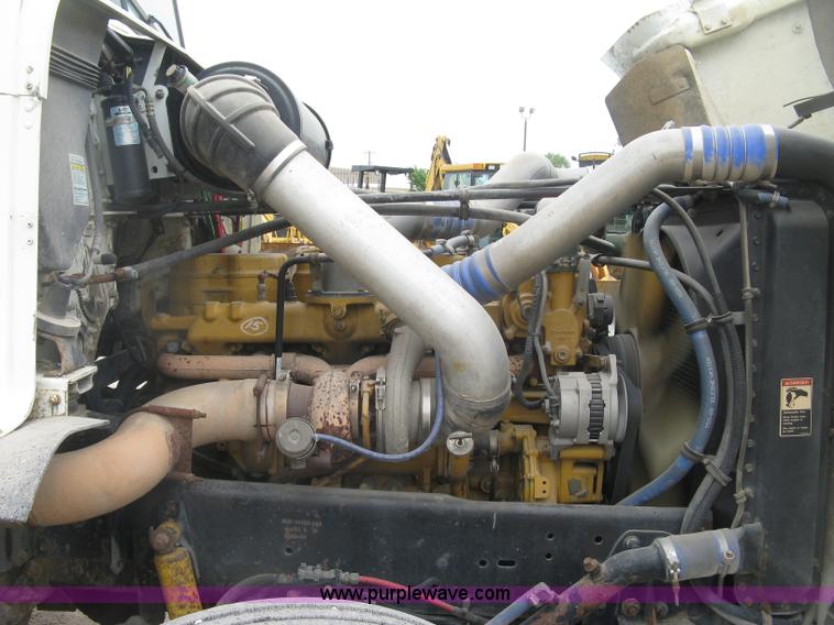 image for item H8568 1999 Freightliner FLD120SD semi truck