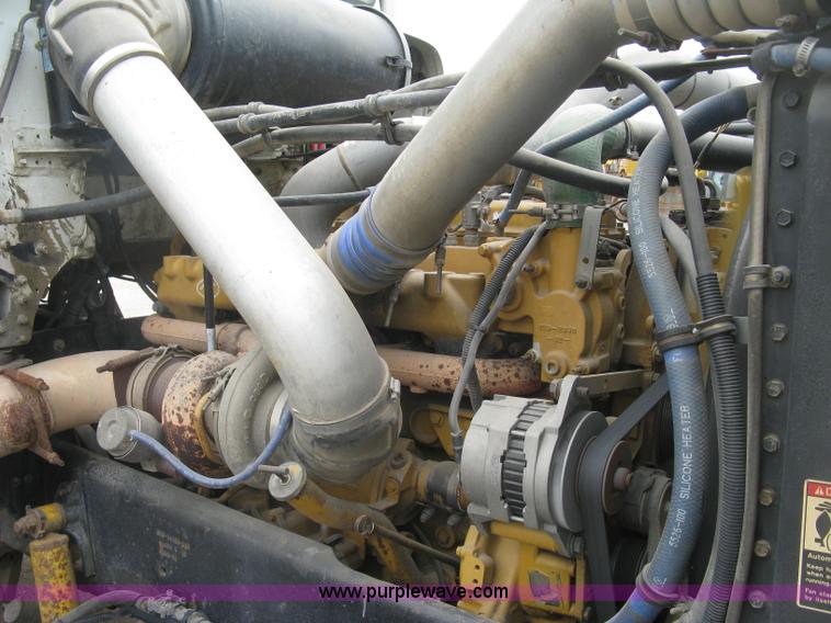 image for item H8568 1999 Freightliner FLD120SD semi truck