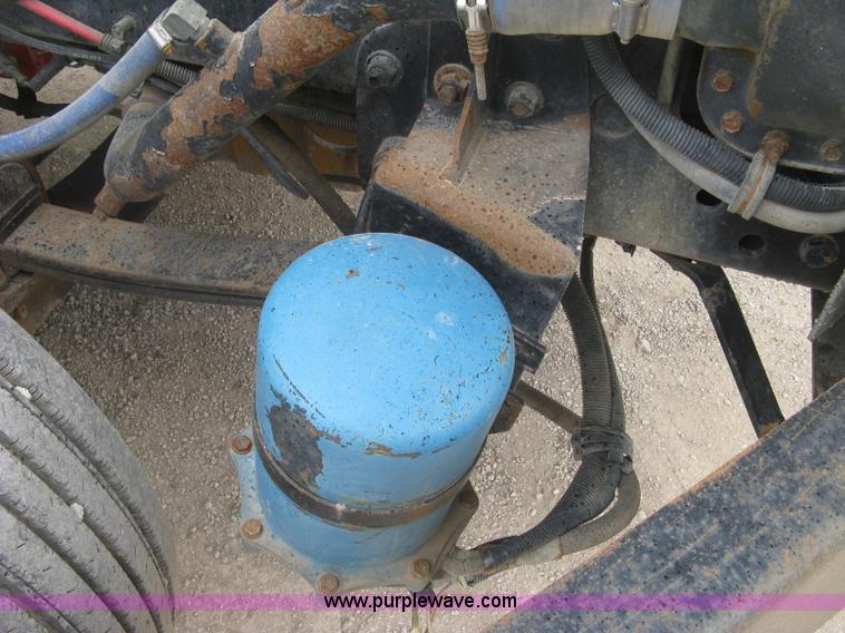 image for item H8568 1999 Freightliner FLD120SD semi truck