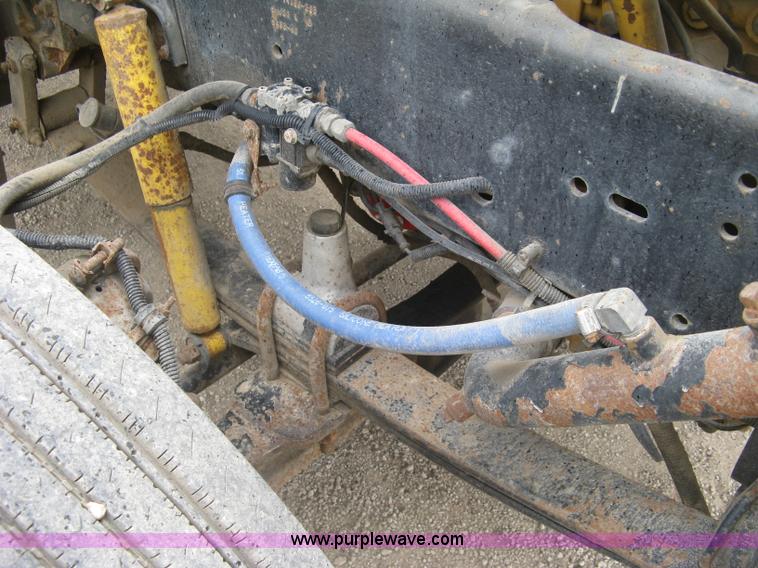 image for item H8568 1999 Freightliner FLD120SD semi truck