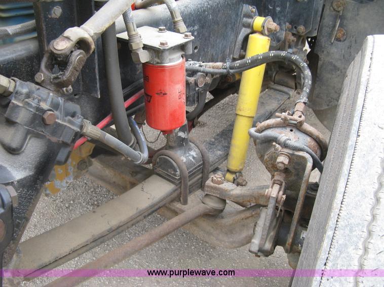 image for item H8568 1999 Freightliner FLD120SD semi truck