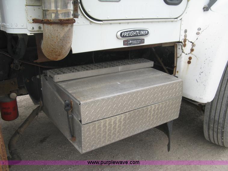 image for item H8568 1999 Freightliner FLD120SD semi truck