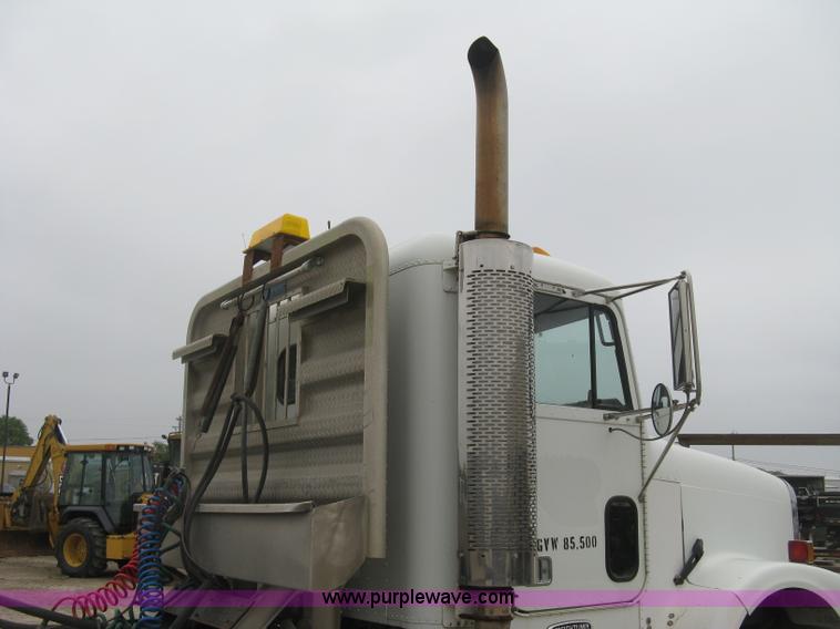 image for item H8568 1999 Freightliner FLD120SD semi truck