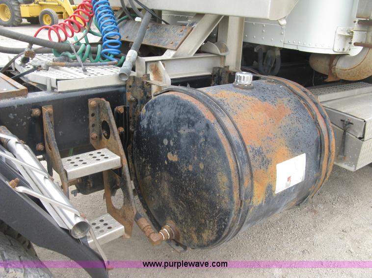 image for item H8568 1999 Freightliner FLD120SD semi truck