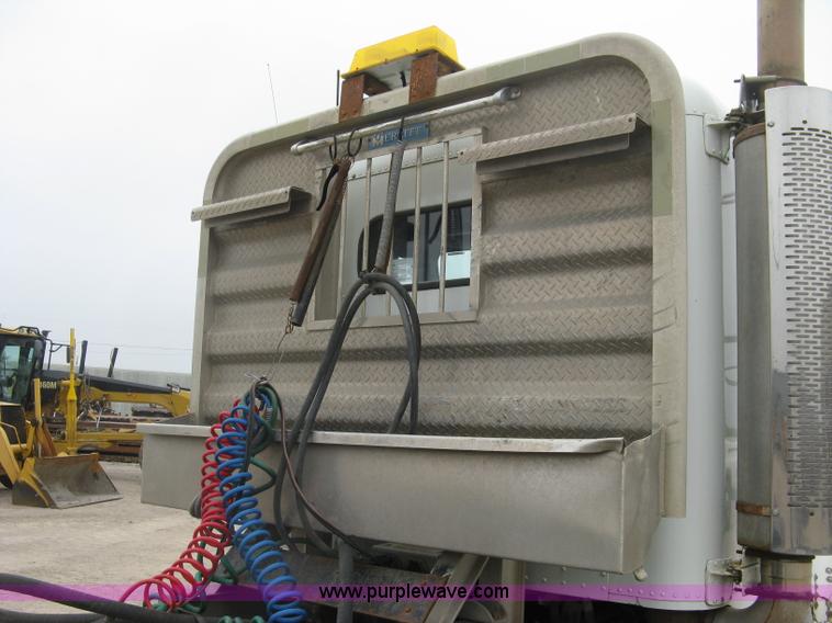 image for item H8568 1999 Freightliner FLD120SD semi truck