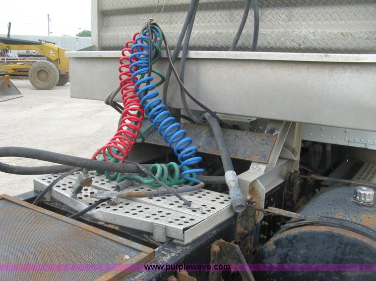 image for item H8568 1999 Freightliner FLD120SD semi truck