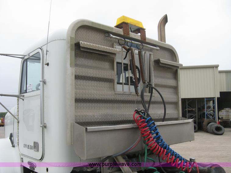 image for item H8568 1999 Freightliner FLD120SD semi truck