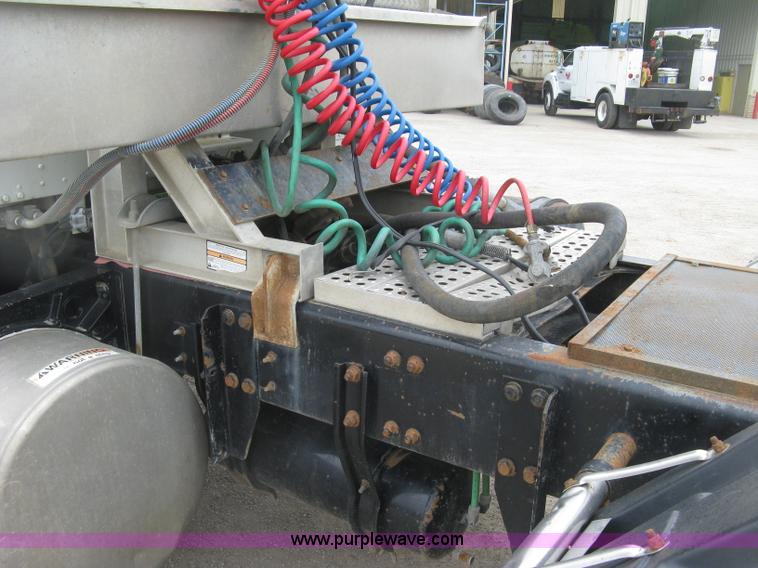 image for item H8568 1999 Freightliner FLD120SD semi truck