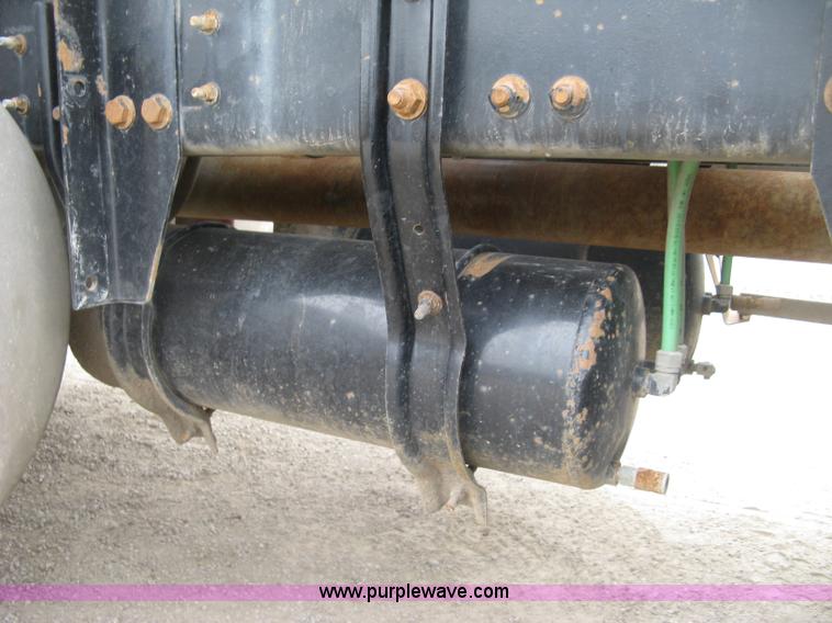 image for item H8568 1999 Freightliner FLD120SD semi truck