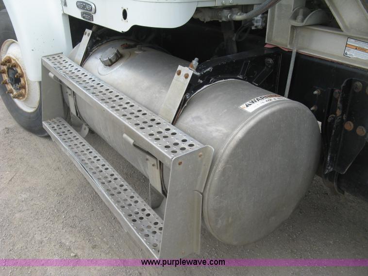 image for item H8568 1999 Freightliner FLD120SD semi truck