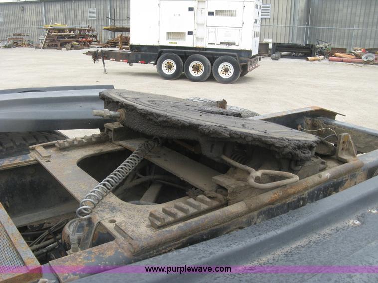 image for item H8568 1999 Freightliner FLD120SD semi truck