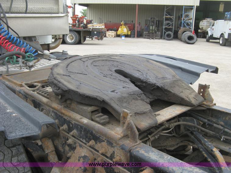 image for item H8568 1999 Freightliner FLD120SD semi truck