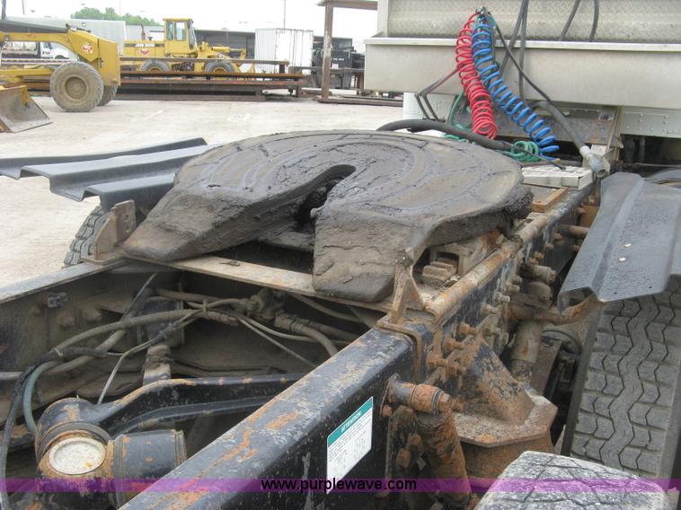 image for item H8568 1999 Freightliner FLD120SD semi truck