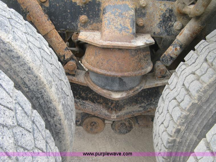 image for item H8568 1999 Freightliner FLD120SD semi truck