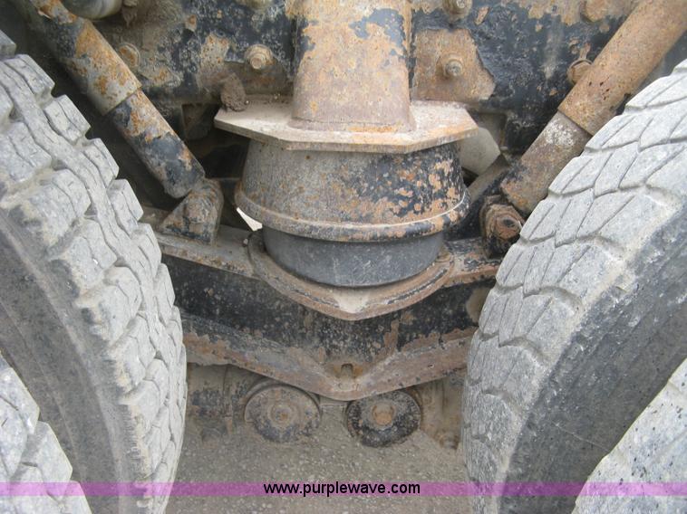 image for item H8568 1999 Freightliner FLD120SD semi truck