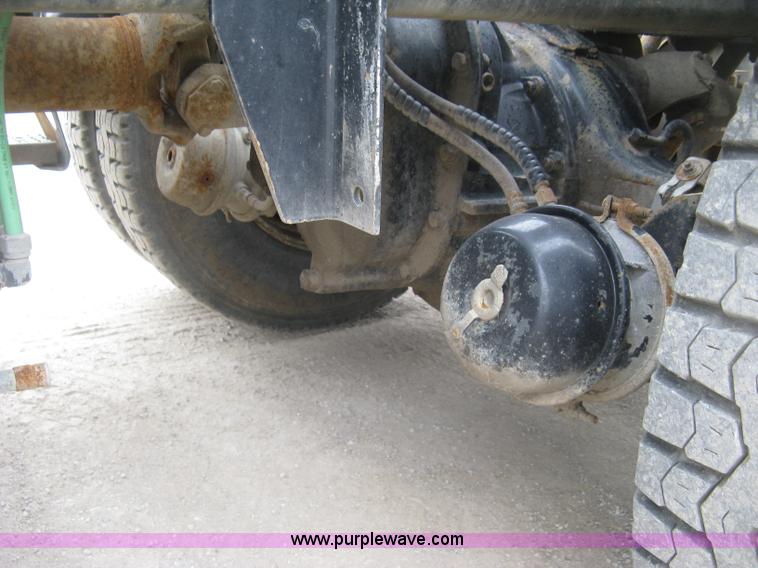 image for item H8568 1999 Freightliner FLD120SD semi truck