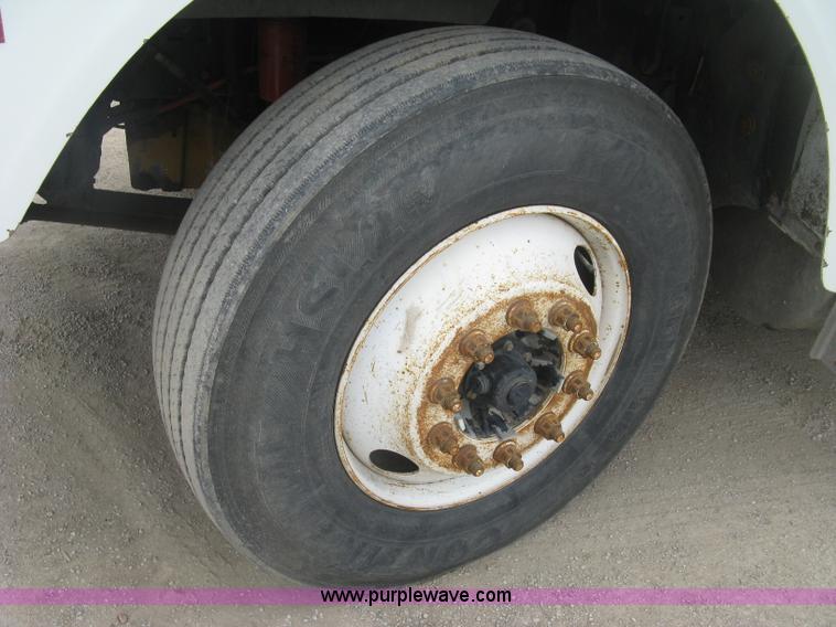 image for item H8568 1999 Freightliner FLD120SD semi truck