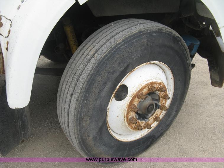 image for item H8568 1999 Freightliner FLD120SD semi truck