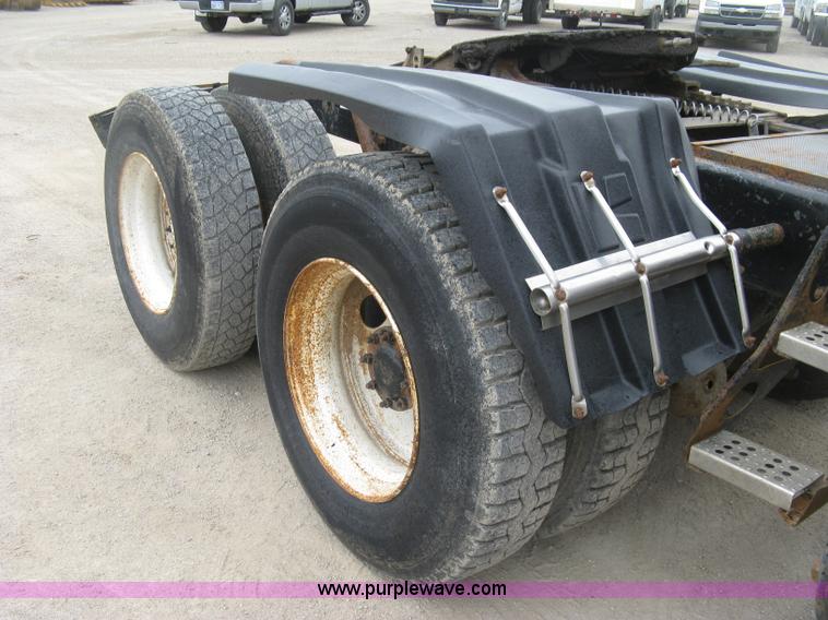 image for item H8568 1999 Freightliner FLD120SD semi truck