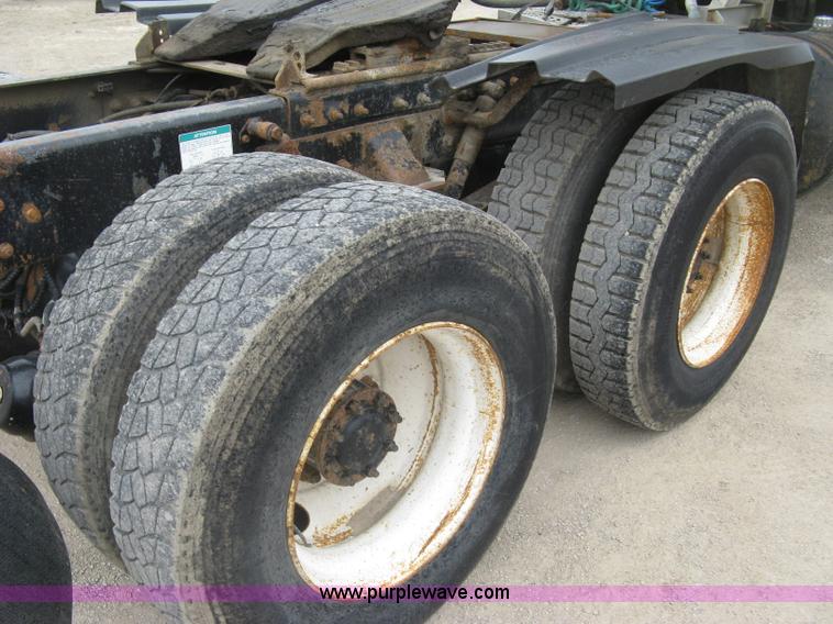 image for item H8568 1999 Freightliner FLD120SD semi truck