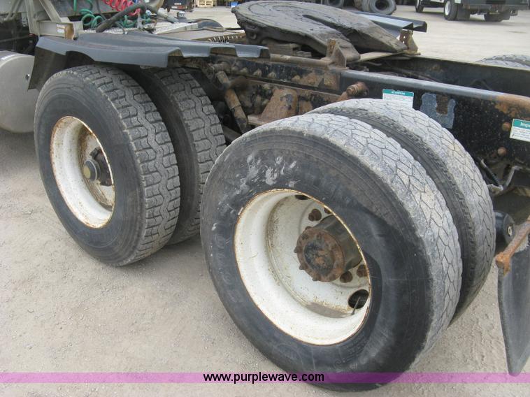 image for item H8568 1999 Freightliner FLD120SD semi truck