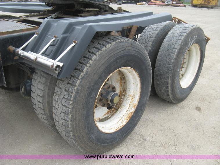 image for item H8568 1999 Freightliner FLD120SD semi truck