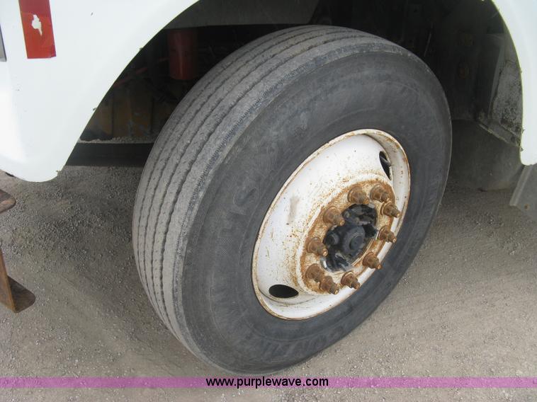 image for item H8568 1999 Freightliner FLD120SD semi truck